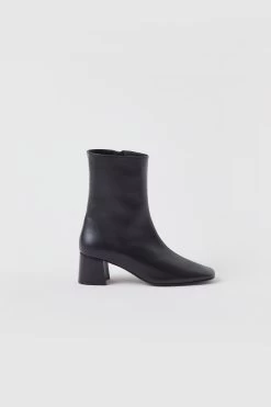 CLOSED Mid Heel Boots